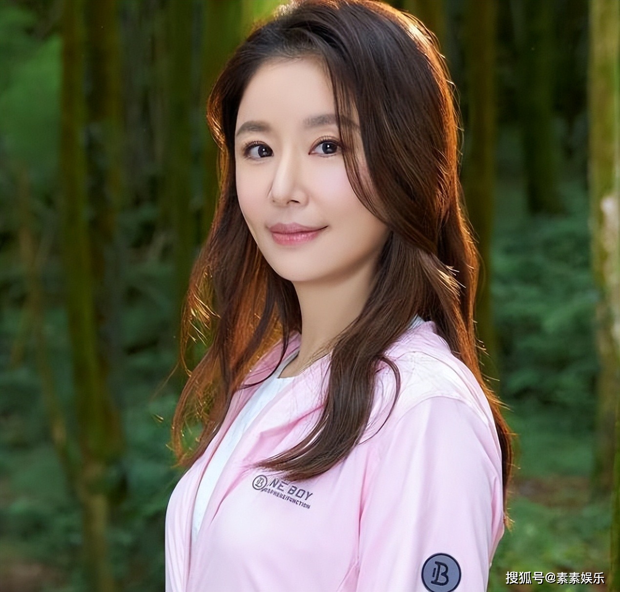 林心如穿休闲长衫玩自拍,玻璃上的倒影说明她没P图