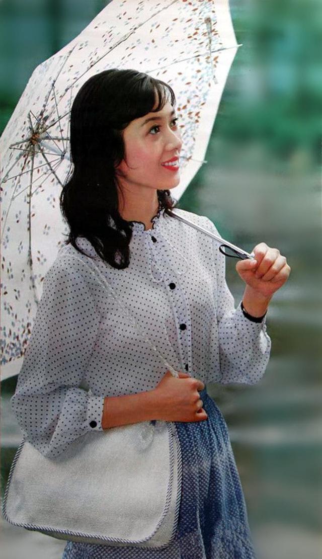 原创看了龚雪80年代的造型突然明白当下的锥子脸美女输在哪了