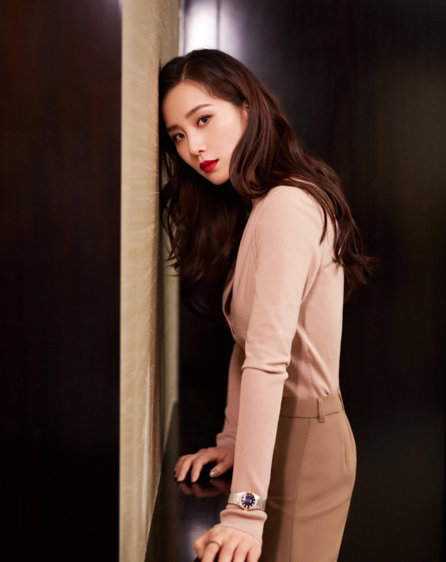 刘诗诗活动造型写真,柠檬黄露肩开衩长裙优雅知性,太有女人味了_气质