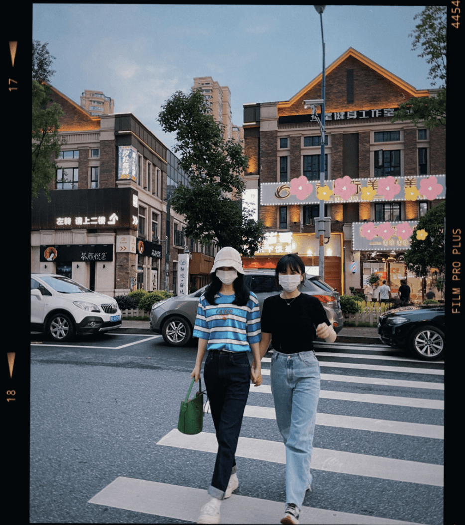 闺蜜晒与赵丽颖聚会照,颖宝变孩子王很温柔