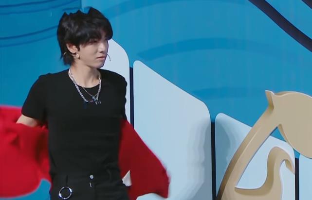 原创华晨宇当众脱外套抬起手臂那一刻网友有女儿了就是不一样