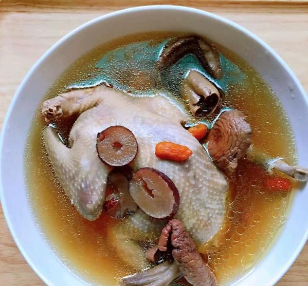 原创不知道秋冬要怎么进补不妨吃上一锅鸽子红菇汤吧美味营养赞
