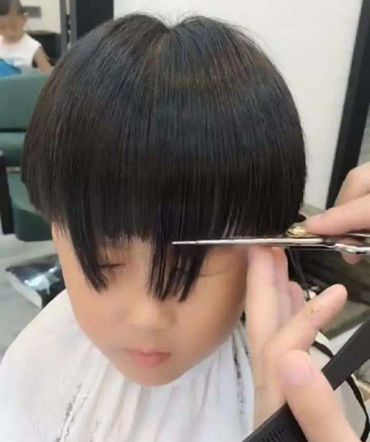 抗议小华是一个5岁的小男孩,以前妈妈带他去理发都是直接剃个小平头