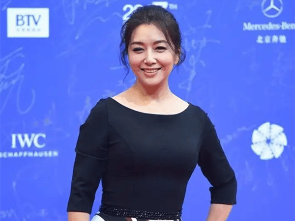 论保养只服这6位女星,与亲生女儿同框似姐妹
