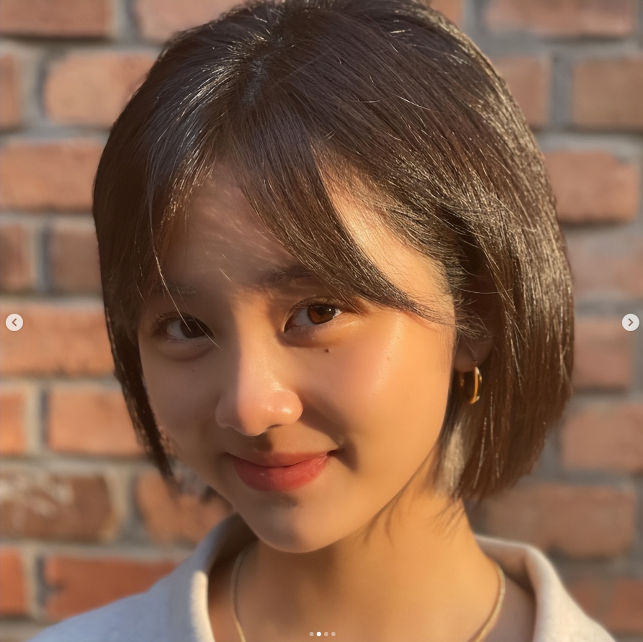 原创16岁黄多多晒自拍美照短发造型卖萌颜值高网友这才是学生样