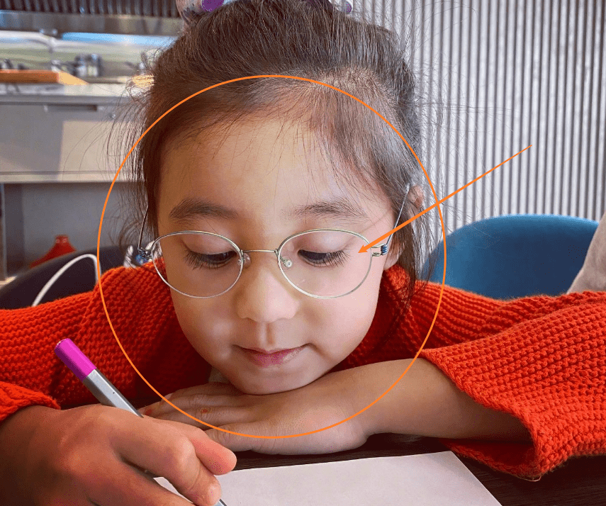 原创贾静雯女儿被查出弱视年仅五岁就戴上眼镜颜值却丝毫不受影响