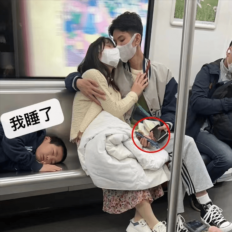 原创情侣在地铁上秀恩爱细节很有趣网友真正的爱不会不顾一切