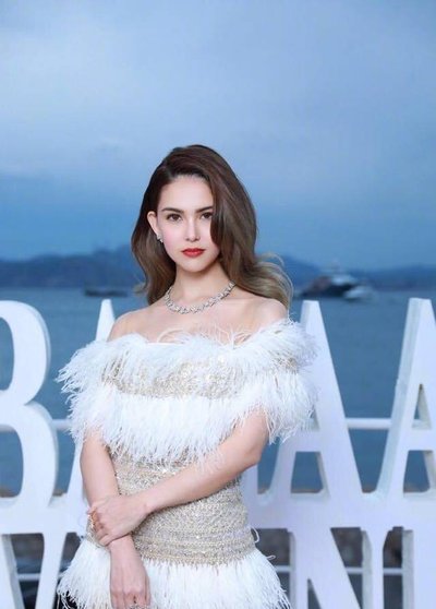28岁昆凌三胎出月子晒美照,素颜出镜身材恢复如初