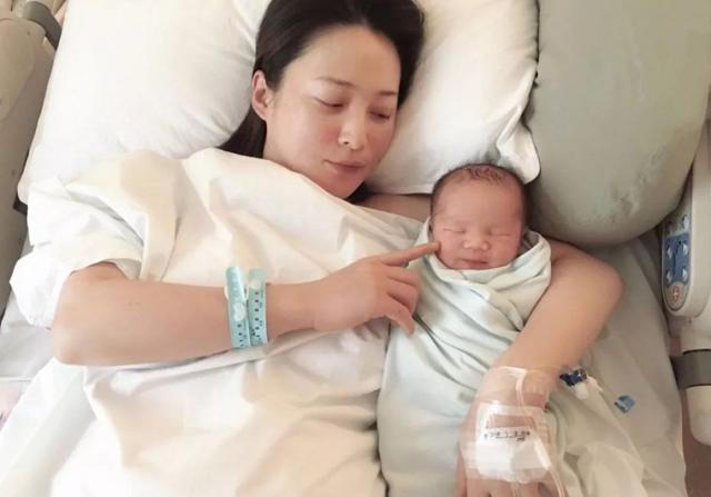 原创蒋勤勤43岁高龄拼2胎状态疲惫显苍老生近况明显老了十岁