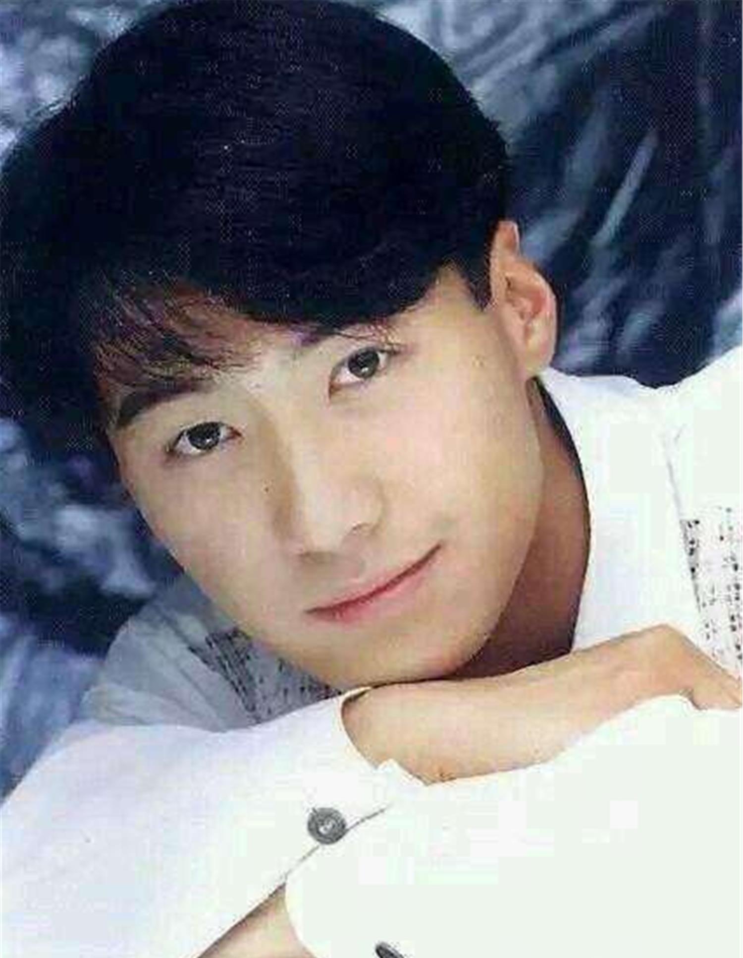 原创黎明女儿正面照曝光头顶扎喷泉辫褪去婴儿肥小美女初现