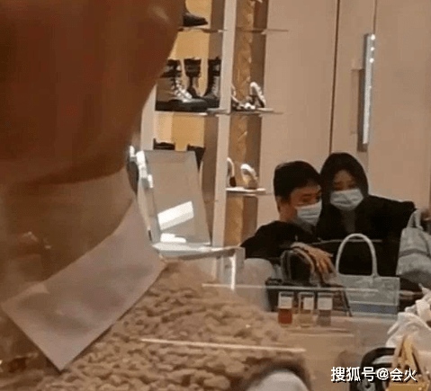 王思聪新恋情疑曝光!女方穿超短裤露出白嫩细腿