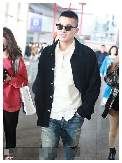 原创变瘦的欧豪真有型夹克搭仔裤干练迷人寸头配墨镜成最帅机长