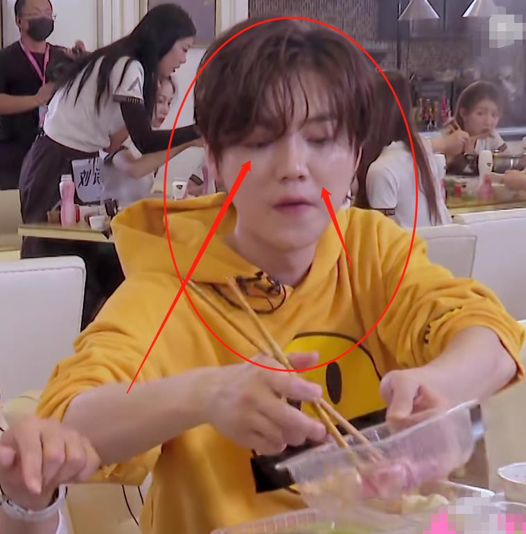 原创鹿晗和学员吃火锅太热脱妆真实皮肤被曝光终究是比关晓彤老了