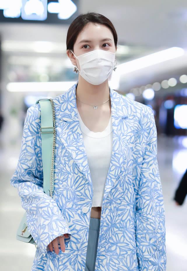 原创宋妍霏对自己真自信素颜现身机场人字拖造型真是接地气