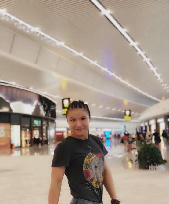 原创张伟丽虽然身材很健硕但也挺爱美的短发形象看着很有网红感