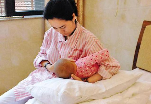 后来护士让小玲去给孩子开奶,她尝试一下没有成功,觉得再等等,这一等