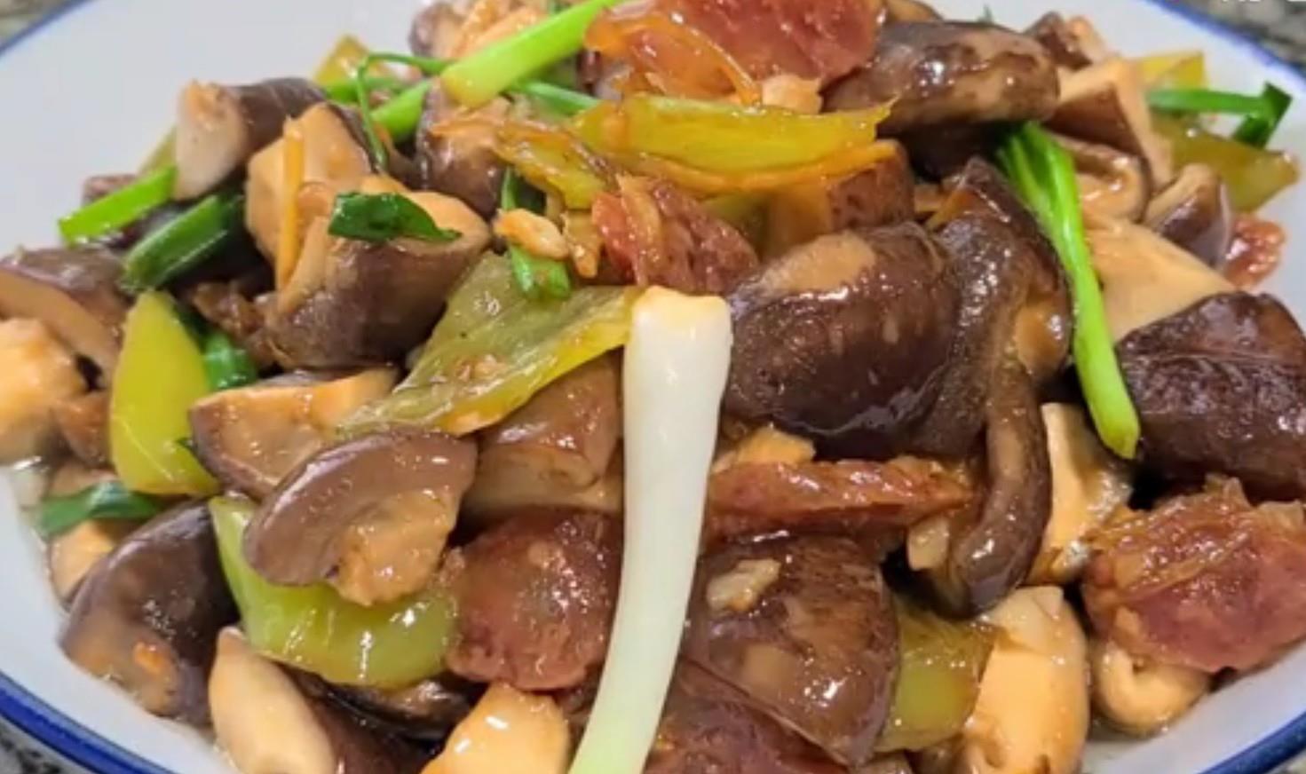 原创1碟小菜香菇炒香肠简单易做口感鲜香下饭又营养小孩最爱吃