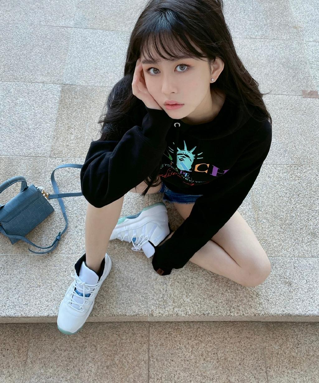 原创最美星二代沈月美丽新造型重现妈妈邱淑贞昔日风采