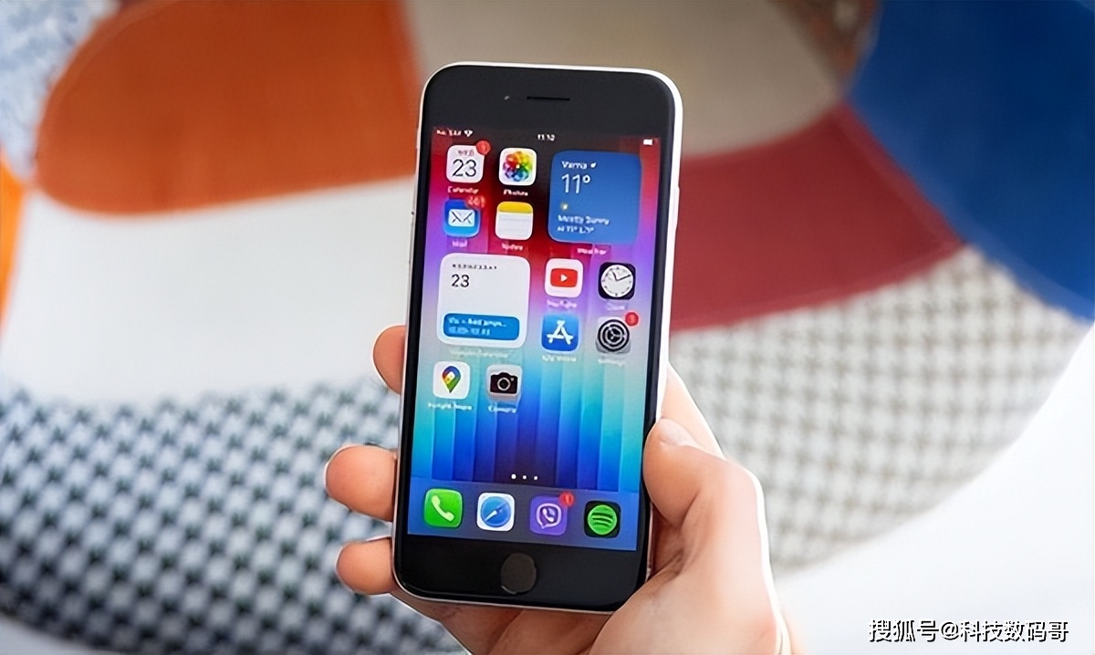 苹果撑不住了？iPhone SE发布三个月直降千元，网友吐槽：还是贵！_手机