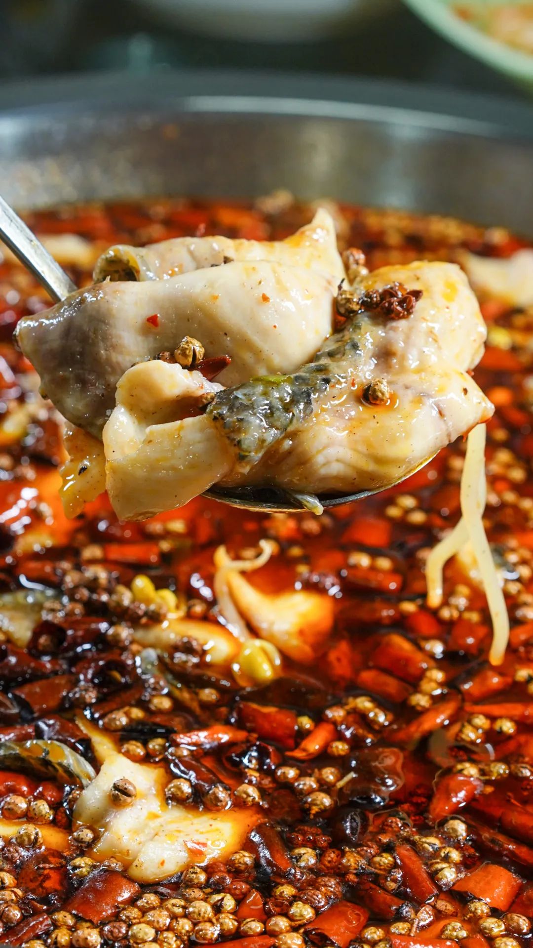 鱼肉很嫩,一夹就碎,入嘴是嫩滑紧实的口感,麻辣鲜香,勾的人舌尖发颤!