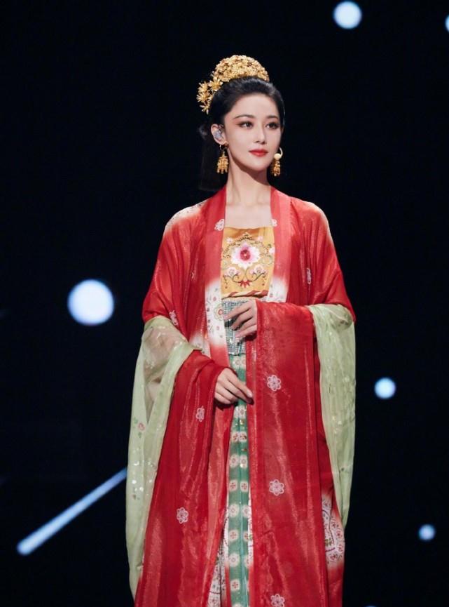 张馨予《浪姐2》成团夜穿汉服,颜值360度无死角,现场比精修还美_表演