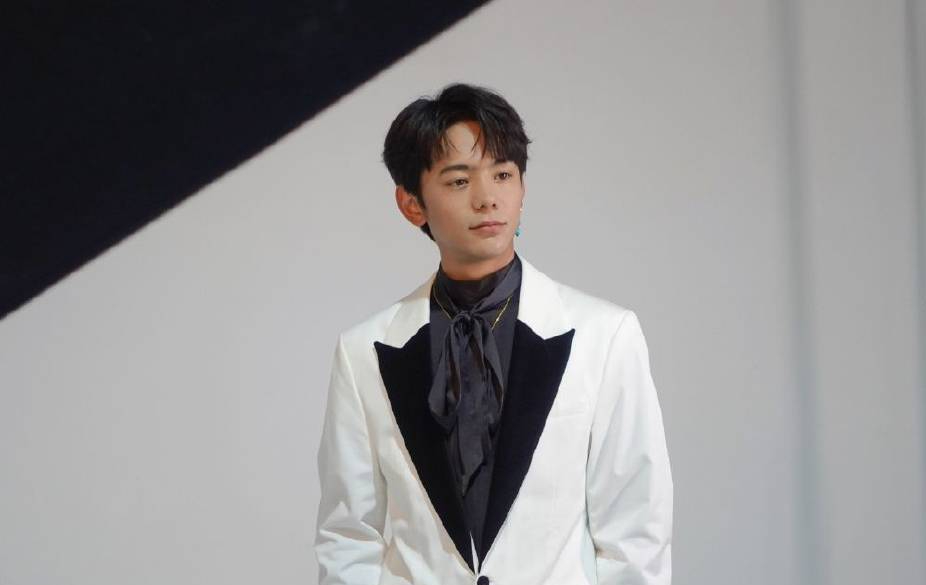 丁真穿黑白拼色西装拍写真 帅气有型笑容温柔-搜狐大视野-搜狐新闻