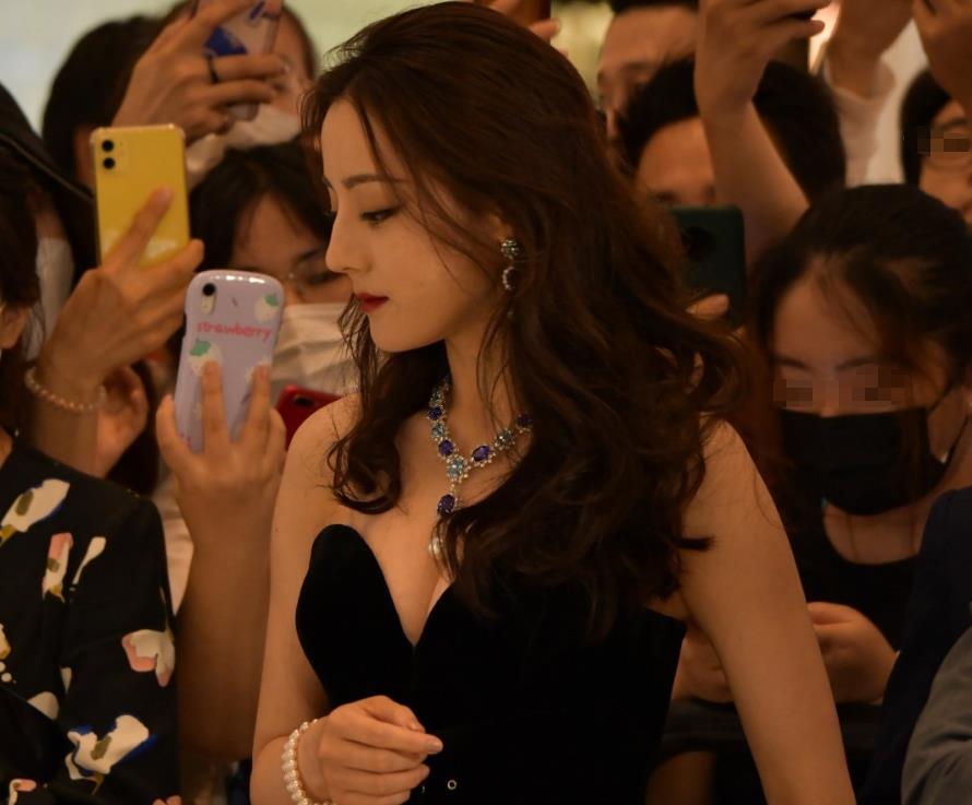 迪丽热巴活动生图曝光,黑色礼服搭配大红唇,气质宛如黑化女主角