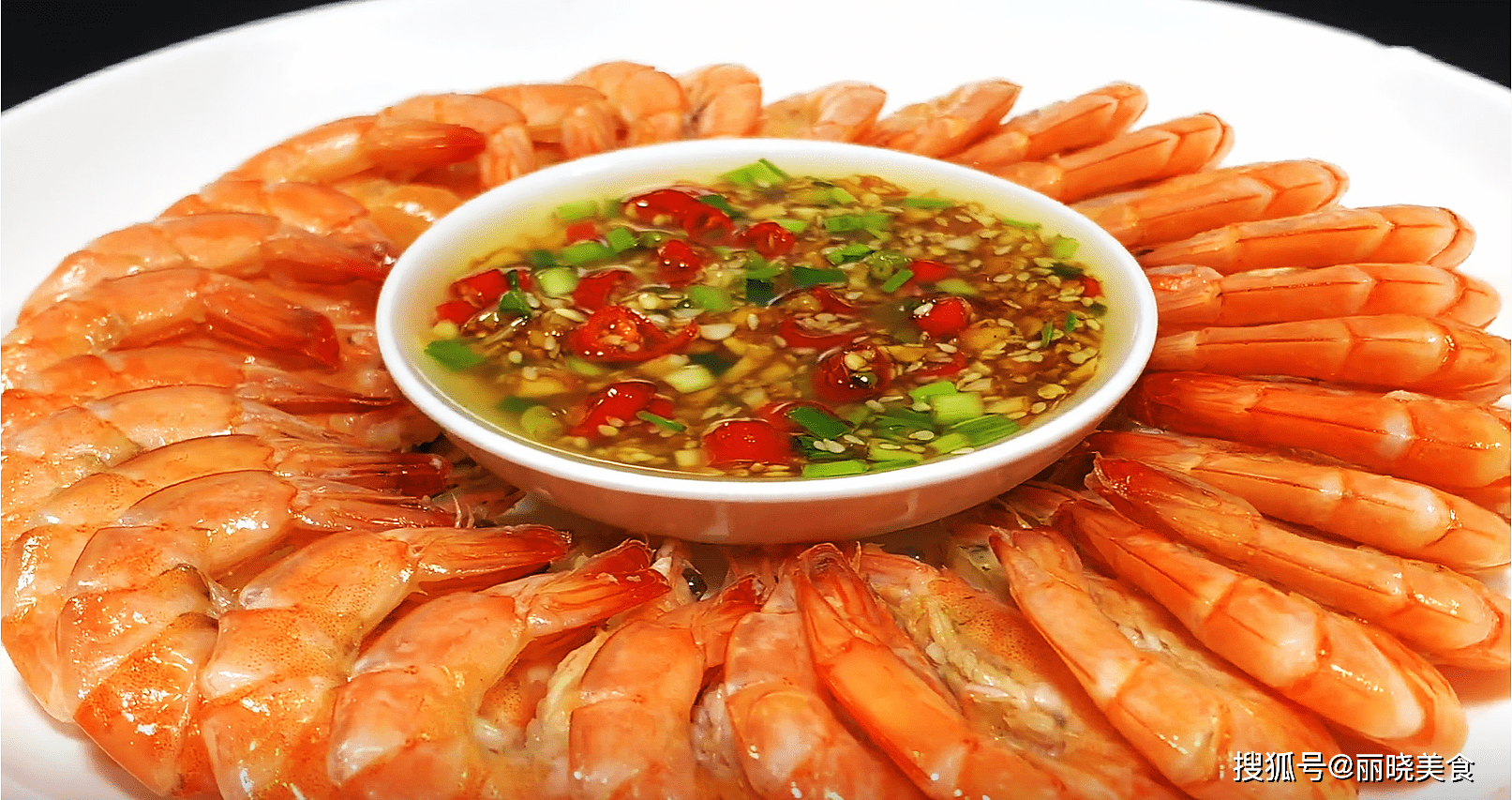 料:盐 白糖 鸡精 胡椒粉 生抽 蚝油 香醋 香油 辣椒油1,准备一些大虾