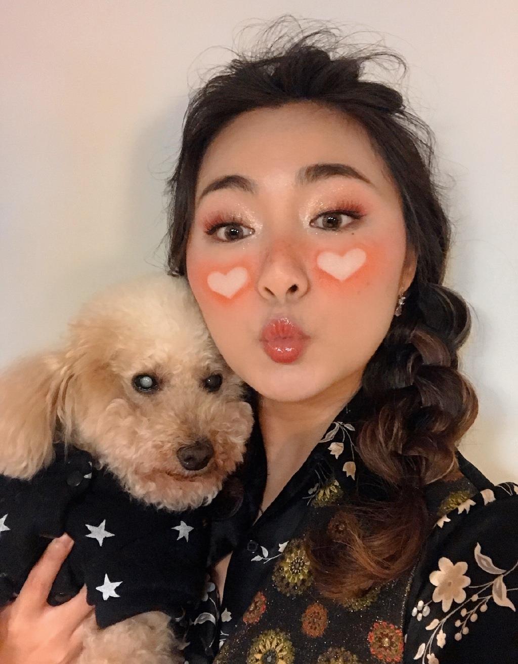 如今的童玉谖虽然没有在什么大平台出镜,但是在自己的社交平台也经常