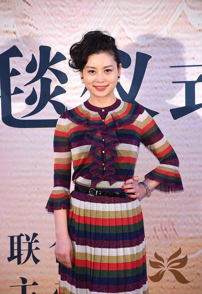 朱军妻子这么美,穿红色拼接裙温柔大气,有文艺工作者的气质_颜色_中年