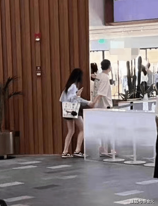 王思聪新恋情疑曝光!女方穿超短裤露出白嫩细腿