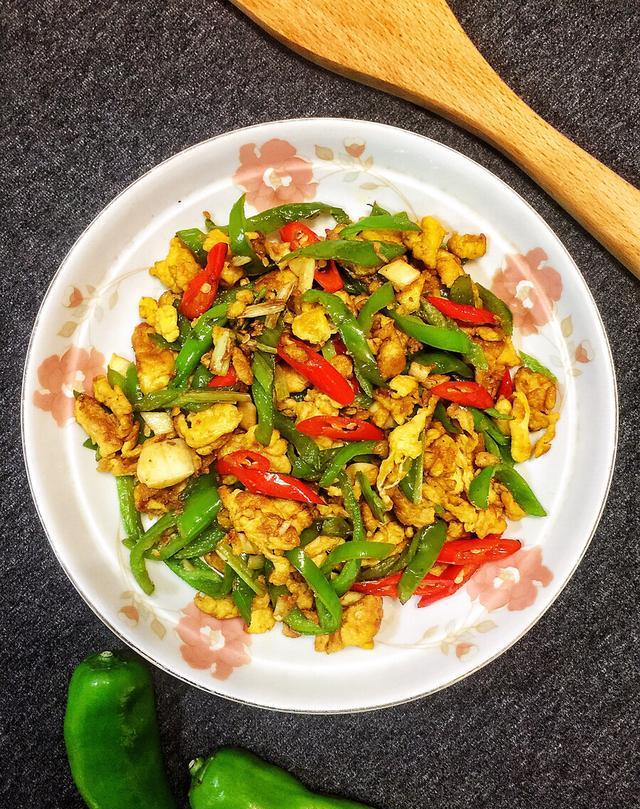 原创家常菜辣椒炒鸡蛋香辣开胃成本只需5块钱是小时候的味道