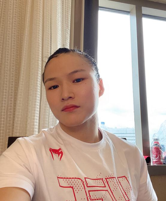 原创张伟丽虽然身材很健硕但也挺爱美的短发形象看着很有网红感