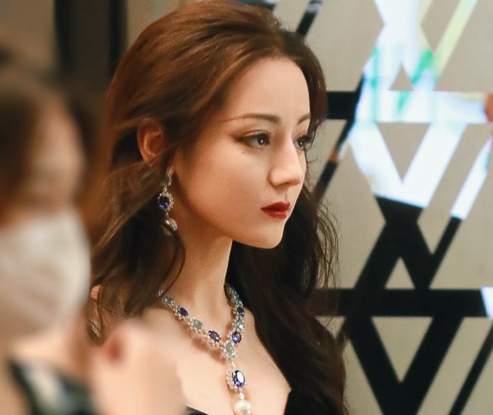 迪丽热巴活动生图曝光,黑色礼服搭配大红唇,气质宛如黑化女主角