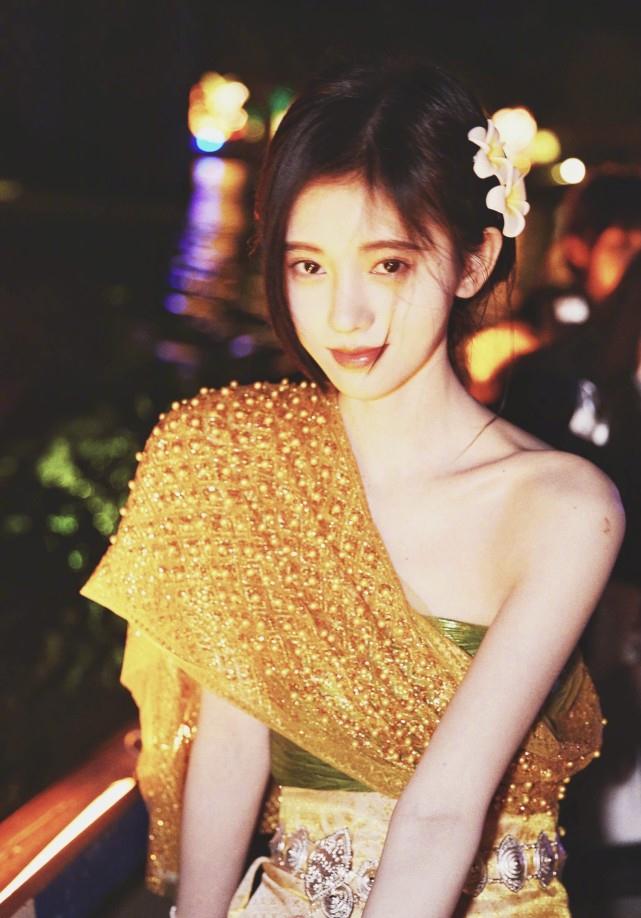 原创鞠婧祎晒傣族装扮演绎异域时尚之美行走的孔雀女神