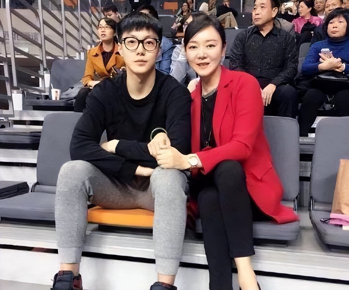 原创cba胡明轩母亲近况穿短裤骑车如少女66岁父亲秀肌肉56岁生子