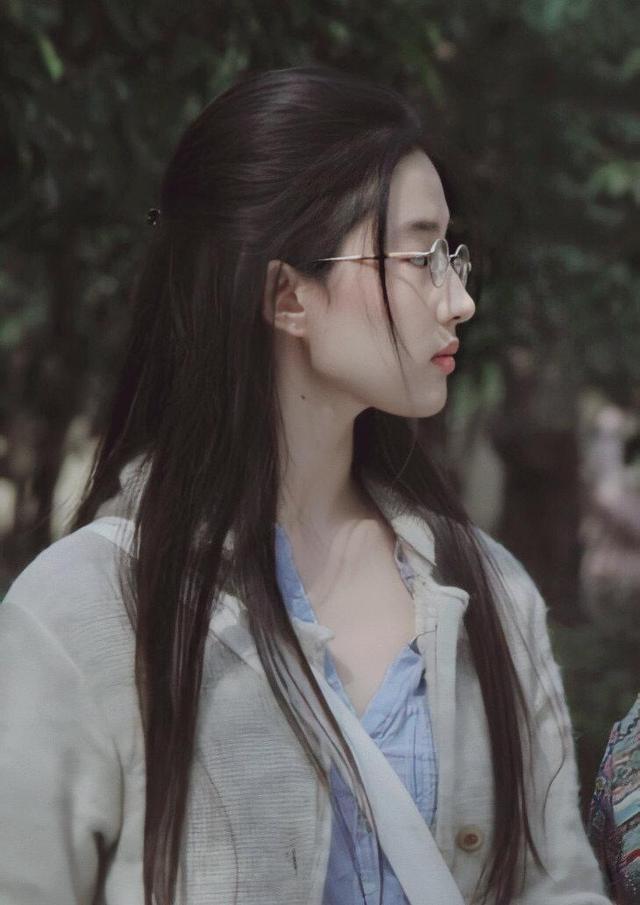 85花二登vogue封面,刘亦菲侧颜有点惊艳,实力已领跑众花旦_时尚_合作