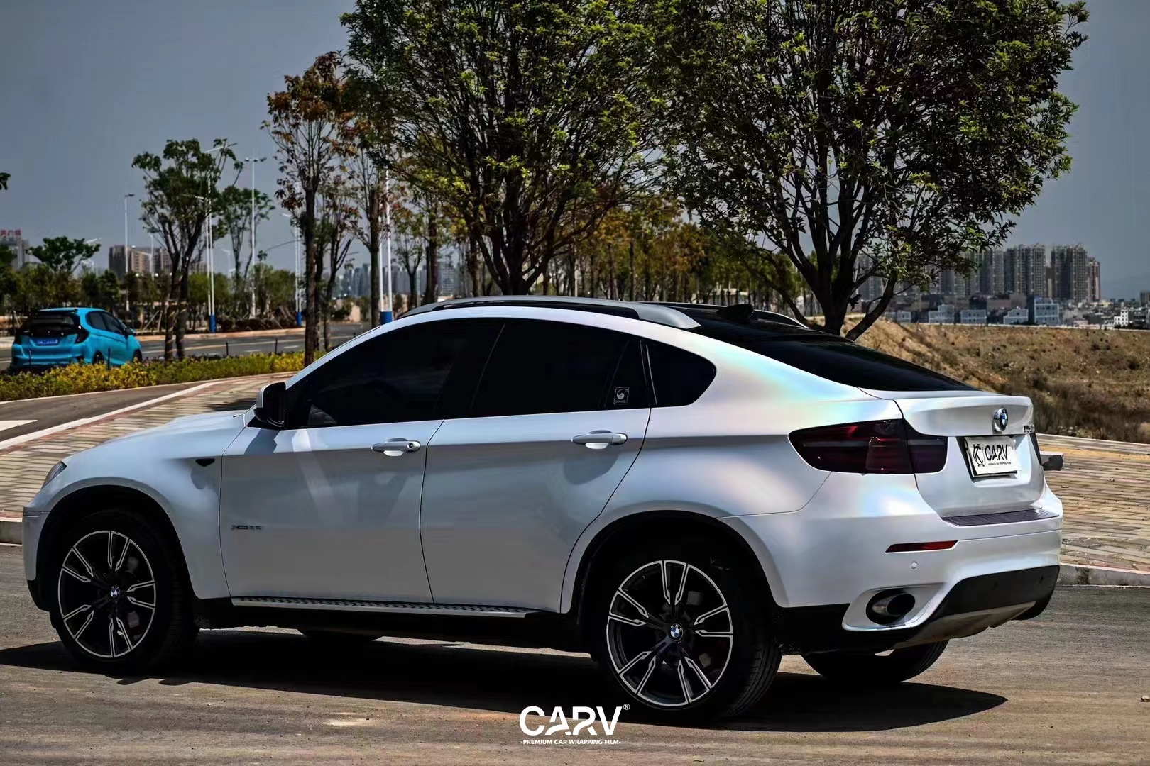 宝马x6卡孚改色膜镭射白