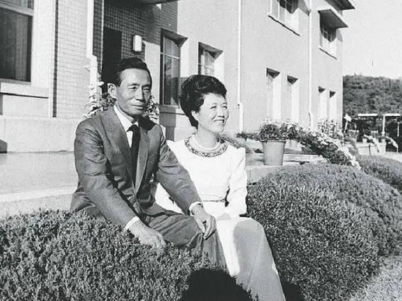 23岁的文世光:带5发子弹枪击朴槿惠总统的父亲,下场如何?