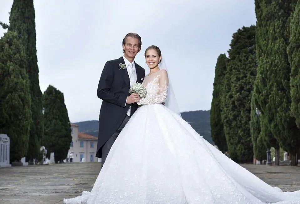 原创             施华洛世奇后人24岁穿千万婚纱出嫁，放弃家族事业，如今是主持人