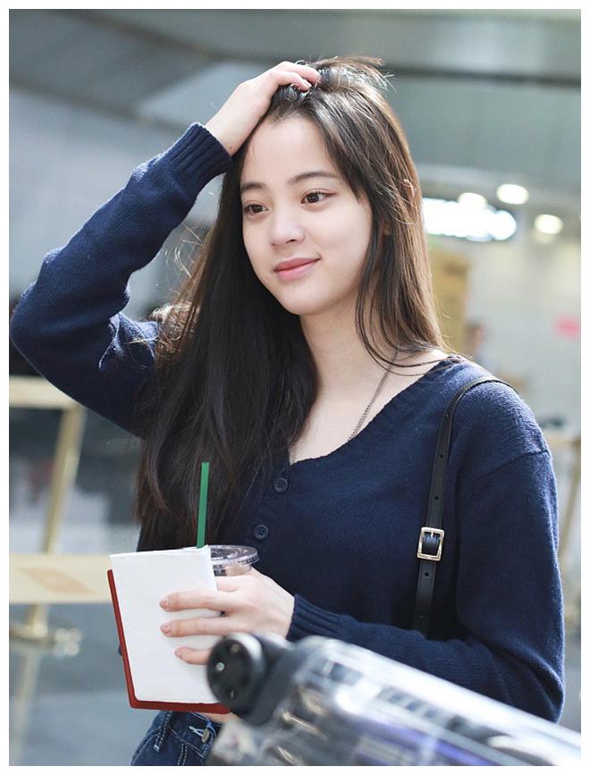 见证19岁欧阳娜娜的年轻范穿搭,深蓝色毛衣配牛仔裤,特别有范_红色_穿