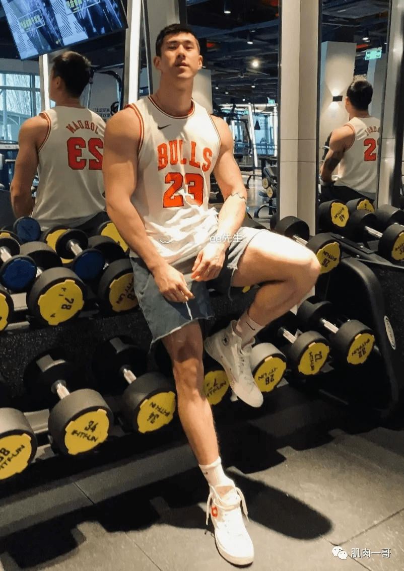 魁梧的体型了分分钟碾压健身房里90%的教练以他现在的肌肉状态网友们