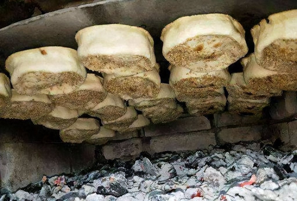 辽宁地标美食凌源美食三宝之首吊炉烧饼