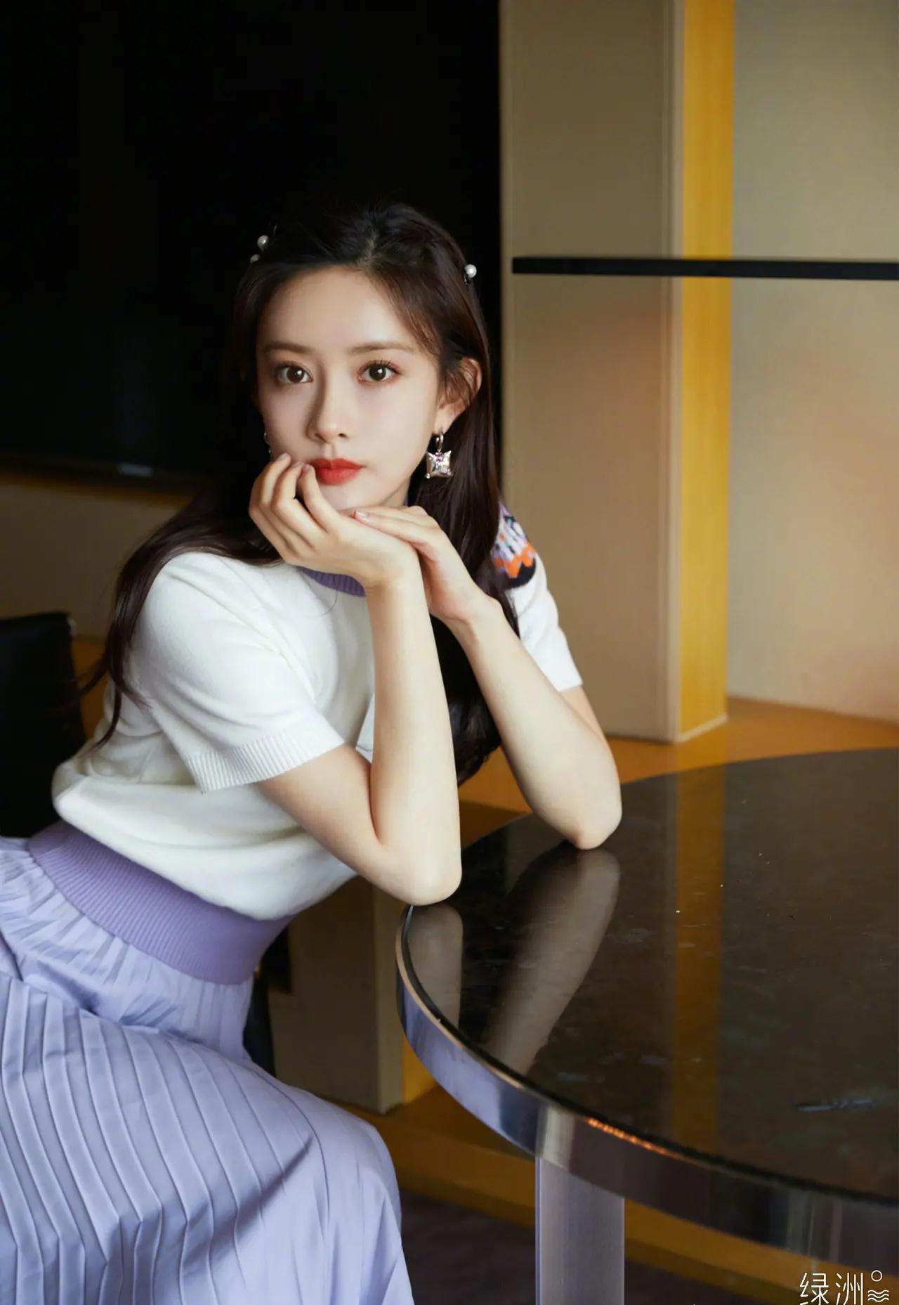 看看孟子义身上这款优雅浪漫的夏日装扮,白色与蓝色的装扮,配色灿烂