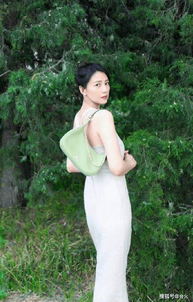高圆圆路边拍美照!穿紧身裙包裹完美曲线
