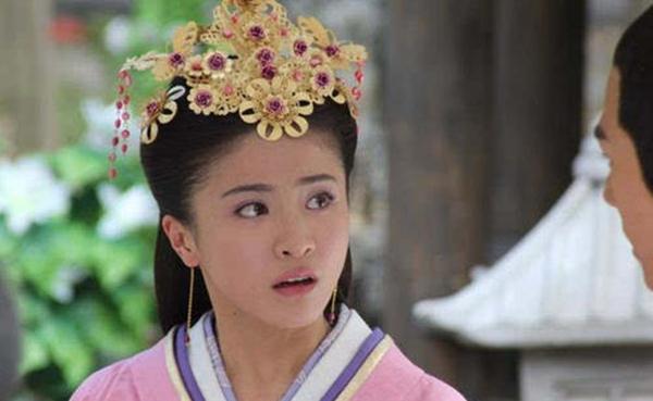 除此之外,剧中还有田子田饰演的锦瑟,苗洛依饰演的墨玉,吕佳容饰演的