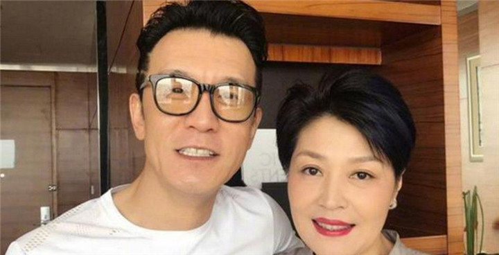 李咏妻子哈文传来喜讯晒照官宣网友这么快就给女儿找后爸