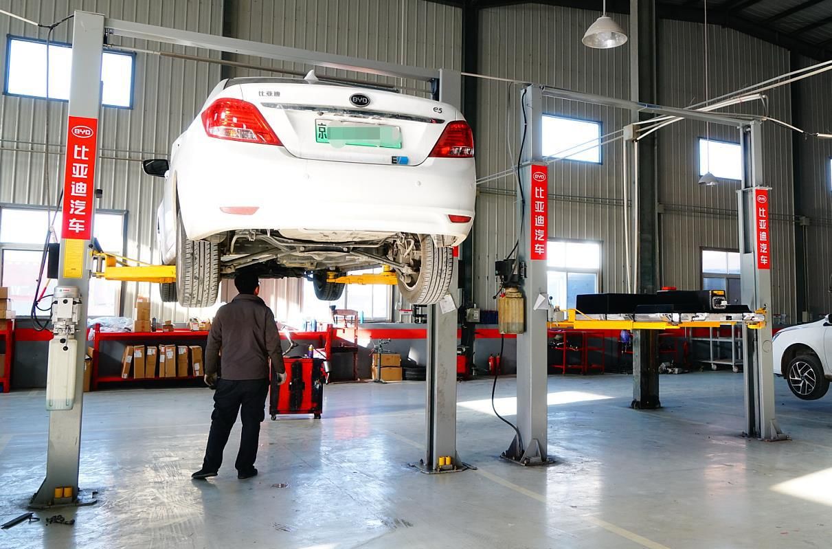 相比已经成型多年的传统燃油车维修保养,在4s店的透明车间中进行,买车