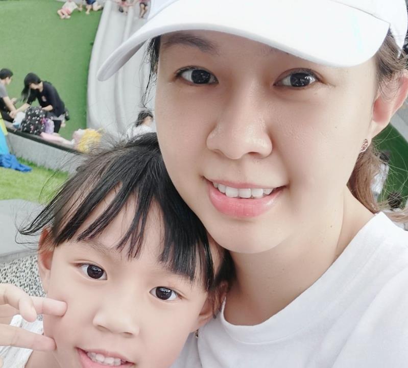 原创童年女神卓依婷近照曝光纯素颜状态引热议确定有38岁
