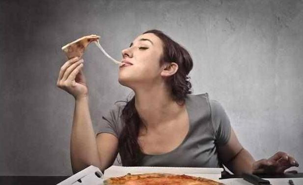 吃完饭就躺下,不仅不会胖,对身体或还有好处?建议了解_食物_大脑_食管